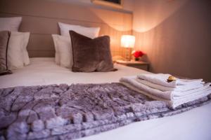 Un pat sau paturi într-o cameră la Meerkat Self-catering
