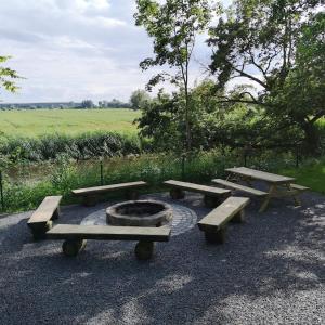 a group of picnic tables and a fire pit at Słoneczna Przystań - Apartamenty dwupoziomowe in Sobieszewo