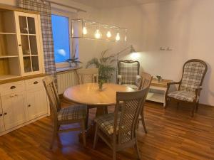 comedor con mesa de madera y sillas en Lux Plus apartament Chodzież, Zwycięstwa 13, en Chodzież