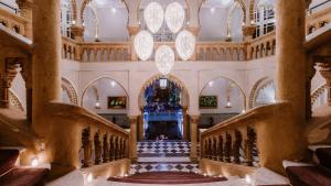 vistas a un edificio con escaleras y techos en La Tour Hassan Palace, en Rabat