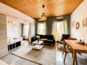 ein Wohnzimmer mit einem Sofa und einem Tisch in der Unterkunft BetterBeds Brandenburg in Brandenburg an der Havel
