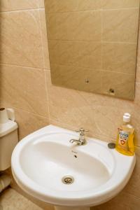 Koupelna v ubytování Lux Suites City View Studios Ngara