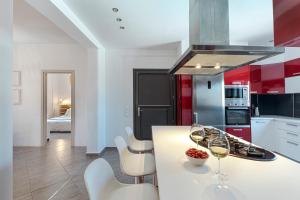 Escape View Villa with private pool by Caldera Housesにあるキッチンまたは簡易キッチン