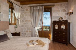 - une chambre avec un lit et 2 livres dans l'établissement Luxury Crete Villa Villa Melpomeni Private Pool Private Playground 5 BDR Rethymno, à Vederoi