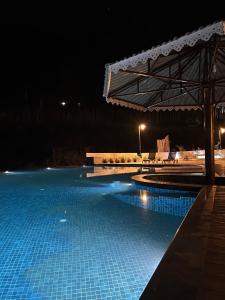- une grande piscine la nuit dans l'établissement Namdul Retreat, à Phensāng