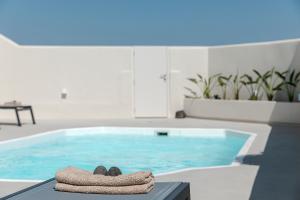 Escape View Villa with private pool by Caldera Housesの敷地内または近くにあるプール