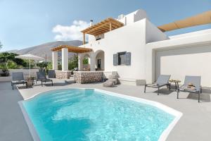 Éxo GoniáにあるEscape View Villa with private pool by Caldera Housesのスイミングプールとパティオ付きのヴィラ
