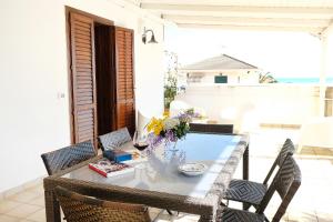 un tavolo da pranzo e sedie su un patio con vista di La casa di Lillo a Marina di Ragusa