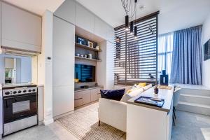 Kuchyň nebo kuchyňský kout v ubytování Luxury Spacious Studio in The Square JVC, Dubai