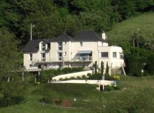 une grande maison blanche au sommet d'une colline dans l'établissement Suite EUGENIE piscine MAISON BLANCHE TULLE, à Tulle
