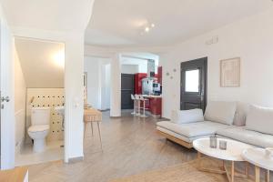 Éxo GoniáにあるEscape View Villa with private pool by Caldera Housesのソファとテーブルのあるリビングルーム