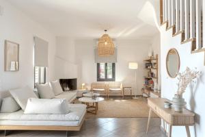 Escape View Villa with private pool by Caldera Housesにあるシーティングエリア