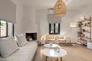 Escape View Villa with private pool by Caldera Housesにあるシーティングエリア