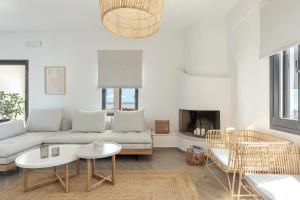 Escape View Villa with private pool by Caldera Housesにあるシーティングエリア