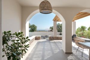 Escape View Villa with private pool by Caldera Housesにあるバルコニーまたはテラス