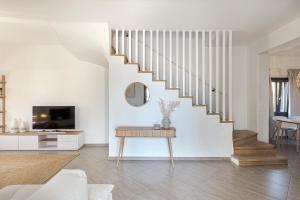 Escape View Villa with private pool by Caldera Housesにあるテレビまたはエンターテインメントセンター