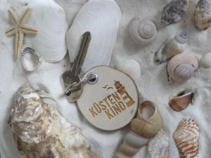 a key chain with seashells and shells on a table at Ruegen_Fewo 37 in Zirkow