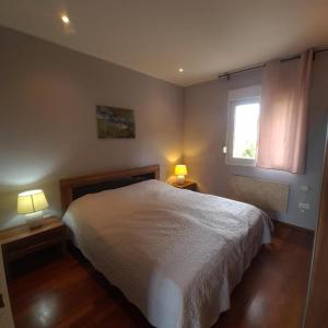 Katil atau katil-katil dalam bilik di Apartments Ena - with free private parking