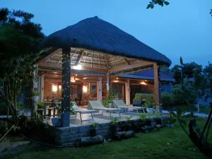 einen Pavillon mit Stühlen und einem Tisch in der Unterkunft Ancelle Cristo Re in Moalboal