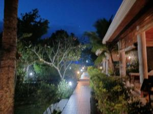 una vista notturna su un vialetto in un resort di Ancelle Cristo Re a Moalboal