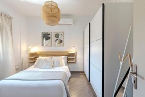 Escape View Villa with private pool by Caldera Housesにあるベッド