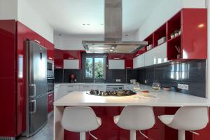 Escape View Villa with private pool by Caldera Housesにあるキッチンまたは簡易キッチン