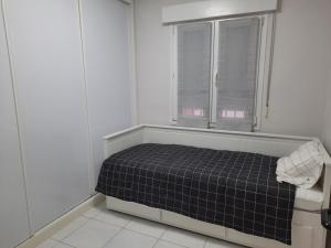 een kleine kamer met een bed in een raam bij Casa oteiza in Villarcayo