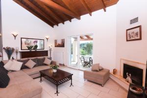 sala de estar con sofá y chimenea en Villa Sophia en Corfú