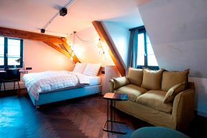ein Wohnzimmer mit einem Sofa und einem Bett in der Unterkunft The Lubo - self check-in in Luzern
