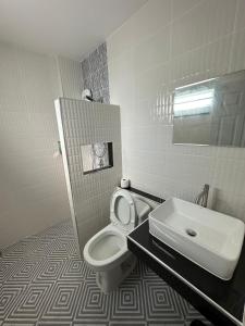 Better Life Residence Phuket في شاطئ ناي يانغ: حمام به مرحاض أبيض ومغسلة