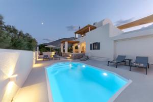 Escape View Villa with private pool by Caldera Housesの敷地内または近くにあるプール