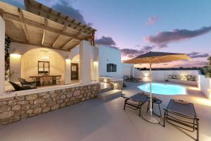 una foto di una villa con piscina di Escape View Villa with private pool by Caldera Houses a Éxo Goniá