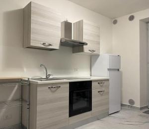 uma cozinha com um lavatório e um fogão forno superior em Casa Dea 3 em Seriate