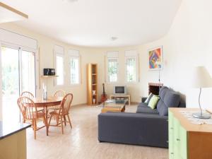 een woonkamer met een bank en een tafel bij Villa Mila in L'Ametlla de Mar