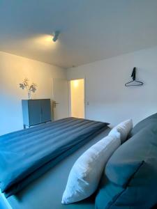 1 dormitorio con 1 cama grande con sábanas azules en Ferienwohnung K1957 - Dutum, en Rheine