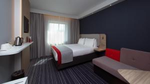 Cama ou camas em um quarto em Holiday Inn Express Geneva Airport by IHG