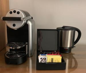 Oprema za pripravo čaja oz. kave v nastanitvi Hotel Lungarno Vespucci 50