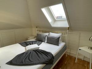 Bett in einem kleinen Zimmer mit Fenster in der Unterkunft Stavanger Bnb nicolas 10 Terrace 2bed Rooms in Stavanger