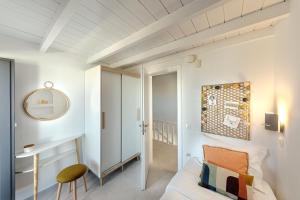 Escape View Villa with private pool by Caldera Housesにあるベッド