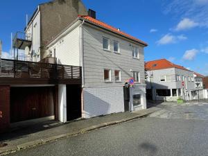 ein graues und weißes Gebäude auf einer Straße in der Unterkunft Stavanger Bnb nicolas 10 Terrace 2bed Rooms in Stavanger