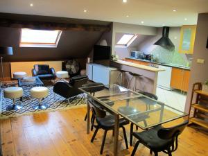 eine Küche und ein Wohnzimmer mit einem Glastisch und Stühlen in der Unterkunft 2 bedrooms appartement with city view and wifi at Bruxelles in Brüssel