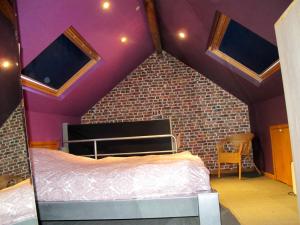 Bett in einem Zimmer mit Ziegelwand in der Unterkunft 2 bedrooms appartement with city view and wifi at Bruxelles in Brüssel