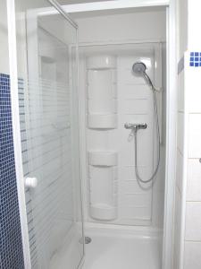 eine Dusche mit Glastür im Bad in der Unterkunft 2 bedrooms appartement with city view and wifi at Bruxelles in Brüssel