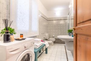 San Lorenzo Five Senses في فلورنسا: حمام مع غسالة ومغسلة