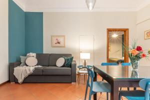 San Lorenzo Five Senses في فلورنسا: غرفة معيشة مع أريكة وطاولة