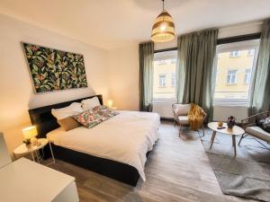 een slaapkamer met een bed en een woonkamer bij BetterBeds Brandenburg in Brandenburg an der Havel