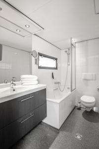 y baño con lavabo, ducha y aseo. en Hampshire Hotel - 's Gravenhof Zutphen, en Zutphen