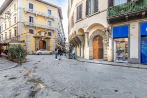 San Lorenzo Five Senses في فلورنسا: شارع في مدينة بها مباني