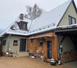 una casa con techo cubierto de nieve en Ferienwohnung Bartel, en Coburg