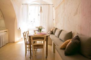 A seating area at Dimore Santagaeta Még 37 kép